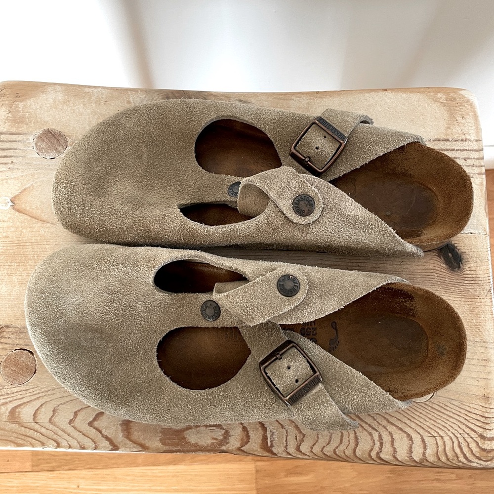 RARE FIND!!!! Vintage Birkenstock Mary Jane T-strap clog.